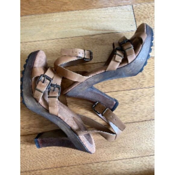 Clarks Tan Brown Suede Strappy Sandals With Memory Fit Cushion Size 8M - Picture 8 of 11